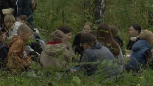 Туристы в берёзовой роще