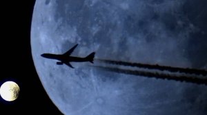 Самолёт на фоне Луны