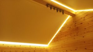 Теневой натяжной потолок со светодиодной лентой по переметру