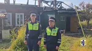 В Хабаровском крае сотрудники дорожно-патрульной службы полиции спасли людей из горящего дома