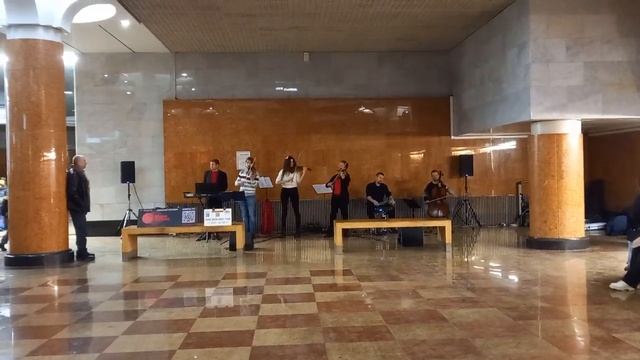 Музыканты в метро. Отлично играют.