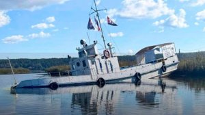 Нефтепродукты попали в реку из-за крушения катера под Новосибирском