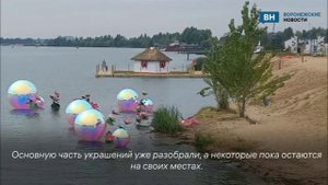 Плавающая изба и разноцветные пузыри продолжают радовать воронежцев на Петровской набережной