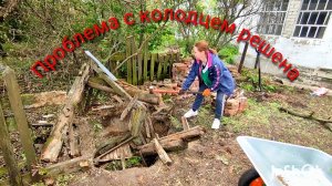 Засыпаем старый колодец-разбираем полы в будущей кухне.