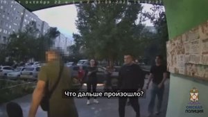 Нетрезвый мужчина силой пытается завести чужого ребенка в подъезд дома на улице 70 лет Октября.