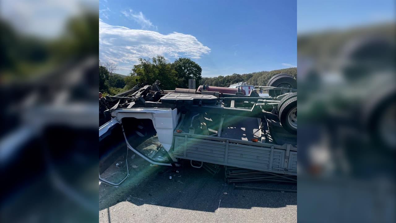 Один человек погиб при столкновении грузовика и трех машин на Кубани