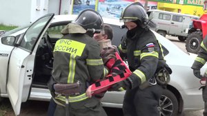 В Донском сотрудники МЧС провели учения по спасению человека, попавшего в ДТП