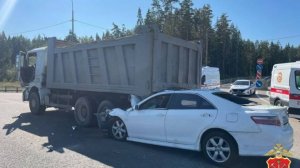 В Ленобласти иномарка врезалась в грузовик, погибли двое взрослых и ребенок