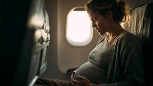 Схватки в метро, самолете и на работе: что делать, если роды начались вне больницы