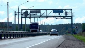 В ОБЪЕЗД ВЕСОВОГО КОНТРОЛЯ БОЛЬШЕГРУЗЫ РАЗБИЛИ ДОРОГУ В ДЕРЕВНЮ