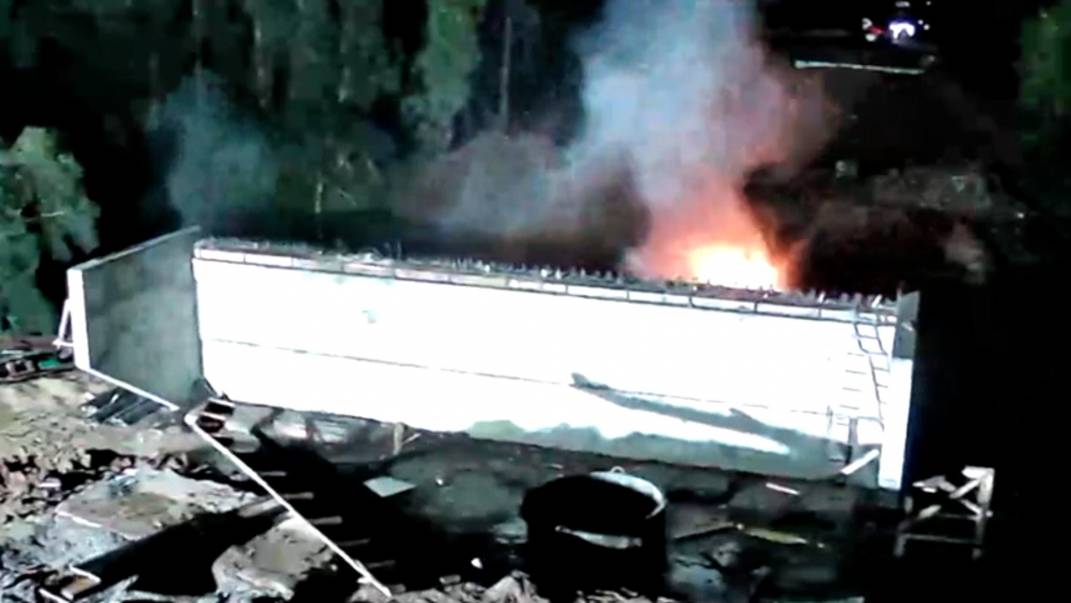 Горящая машина упала в реку в Башкирии