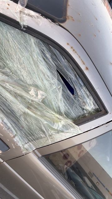 Чем можно заменить боковое стекло авто..