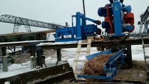 Участок окорки бревен