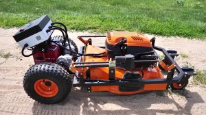 Самодельная гибридная газонокосилка с дистанционным управлением и видом от первого лица