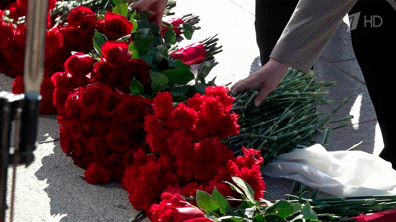 На Пискаревском кладбище состоялась траурная церемония, посвященная жертвам блокадного Ленинграда.