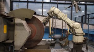 Японские роботы-полировщики Kawasaki