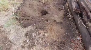 Бурил лунки мотобуром под столбы для забора .