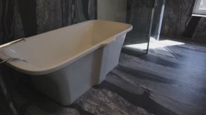 Результат облицовки ванной комнаты крупноформатной плиткой-