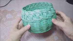 Корзинка с ажурной загибкой из бумажной лозы