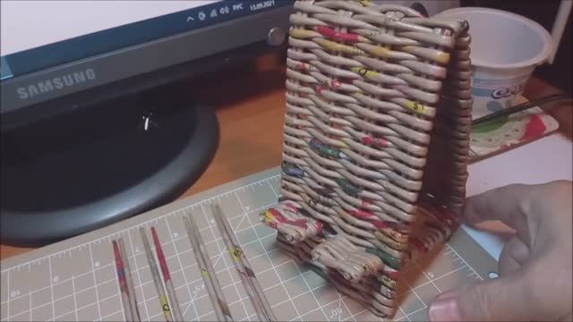 Подставка под телефон из газетных трубочек смотреть онлайн