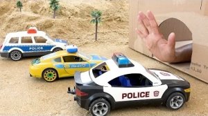 Спасите полицейскую машину из пещеры с помощью строительной техники и пожарной машины |