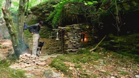 ХАКАН Строю шалаш в дождливом лесу