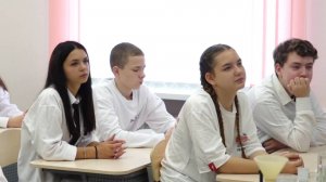 В Брянской школе №13 флэшмобом открыли Неделю Первых