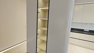 Кухня переходящая в шкафы