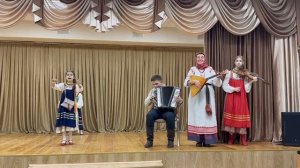 Парная пляска с частушками исполняет Такиулина Юлия и Зверева Дарья. Номинация 7-11 лет