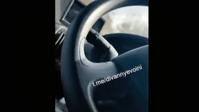 Бандеровцы эвакуируют раненых ВСУшников из 72 бригады на микроавтобусе с надписью «Мирные». смотреть онлайн