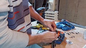 Не работает лобзик dexter nc600js, замена щеток.