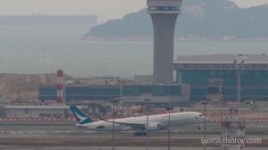 Эйрбас А350 авиакомпании Cathay Pacific взлетает из аэропорта Гонконга.
