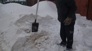 Как снегоуборщик Daewoo DAST 2600E берёт глубокий слежавшийс?