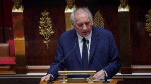 Политический кризис во Франции усугубляется: третье за год правительство страны отправлено в отставк