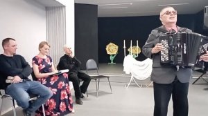 Раз пчела в тёплый день весной.