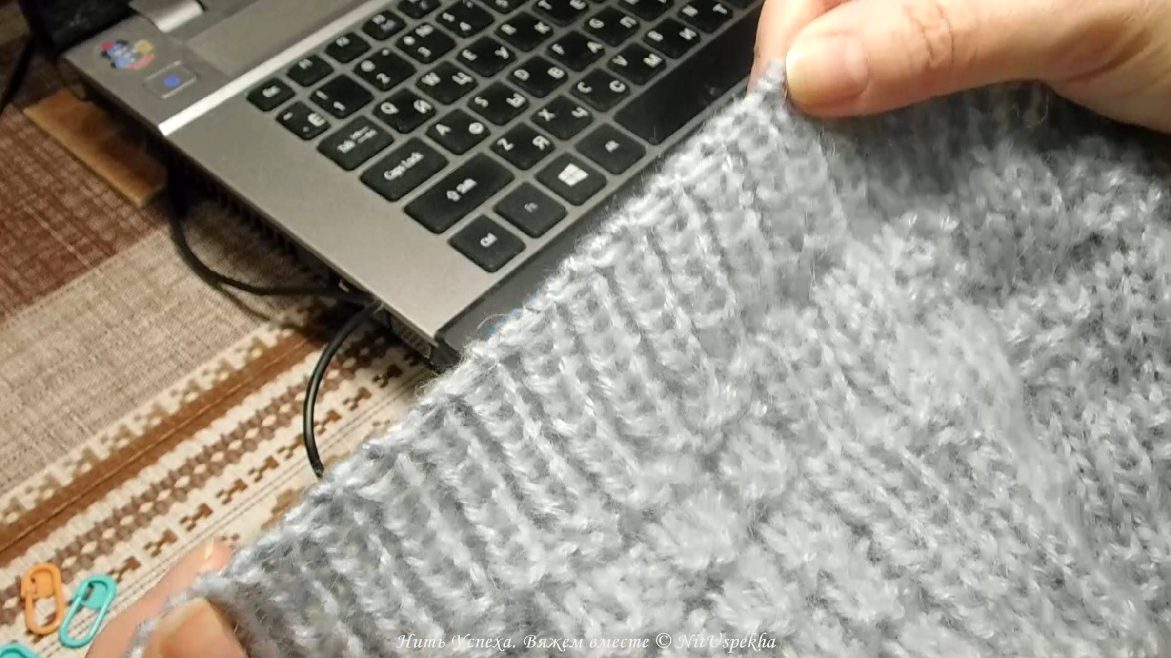 ЗАКРЫТИЕ РЕЗИНКИ 1Х1 С ПОМОЩЬЮ ИГЛЫ // НИТЬ ПУШИСТАЯ - ПОЛУМОХЕР // СПОСОБ СРЕДНЕЭЛАСТИЧНЫЙ 🧶🤲