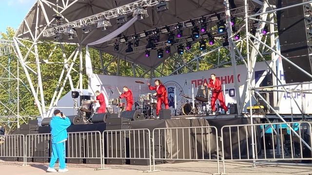 51 год Юго-западному жилмассиву. шоу барабанщиков.