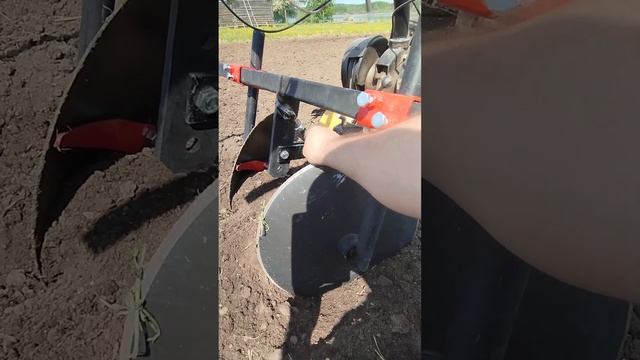 Окучник с Озона. Делаем гребни под картошку смотреть онлайн