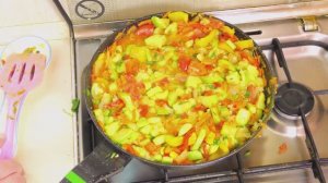 Кабачки с овощами на сковородке.