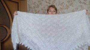 Большие белые пуховые платки.