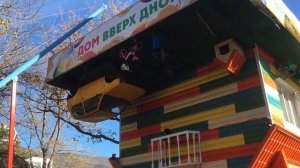 Сам дом, припаркованный автомобиль ВАЗ 1114 Ока, велосипед, собачья будка - ВСЁ вверх дном