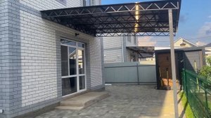 Навес для автомобиля возле дома