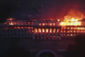 ‼️🇳🇵🔥Дворец Непала охвачен пламенем — его и не пытаются тушить.