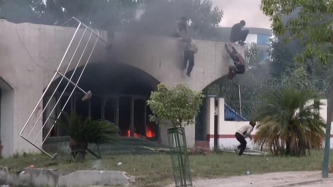 Бунты, погромы, хаос: появились кадры ожесточенных беспорядков в Непале