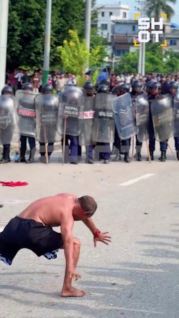 Типичный зумер по мнению непальцев отстаивает возможность смотреть рилсики.