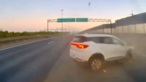 В Питере автомобиль каршеринга потерял связь и остановился посреди дороги.В него врезалась такси.