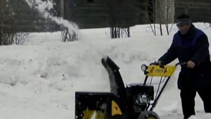 Снегоуборщик HUTER 4800 в работе.
