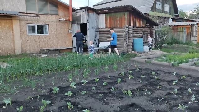 ВЫСАДИЛИ ПОМИДОРЫ НА УЛИЦУ/СЮРПРИЗ ОТ СЕСТРЫ 👍 смотреть онлайн