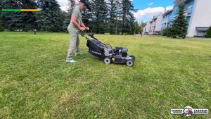 Газонокосилка бензиновая Caiman IXO в работе