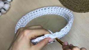 Круглая корзинка из трикотажной пряжи. Корзина с тюль?